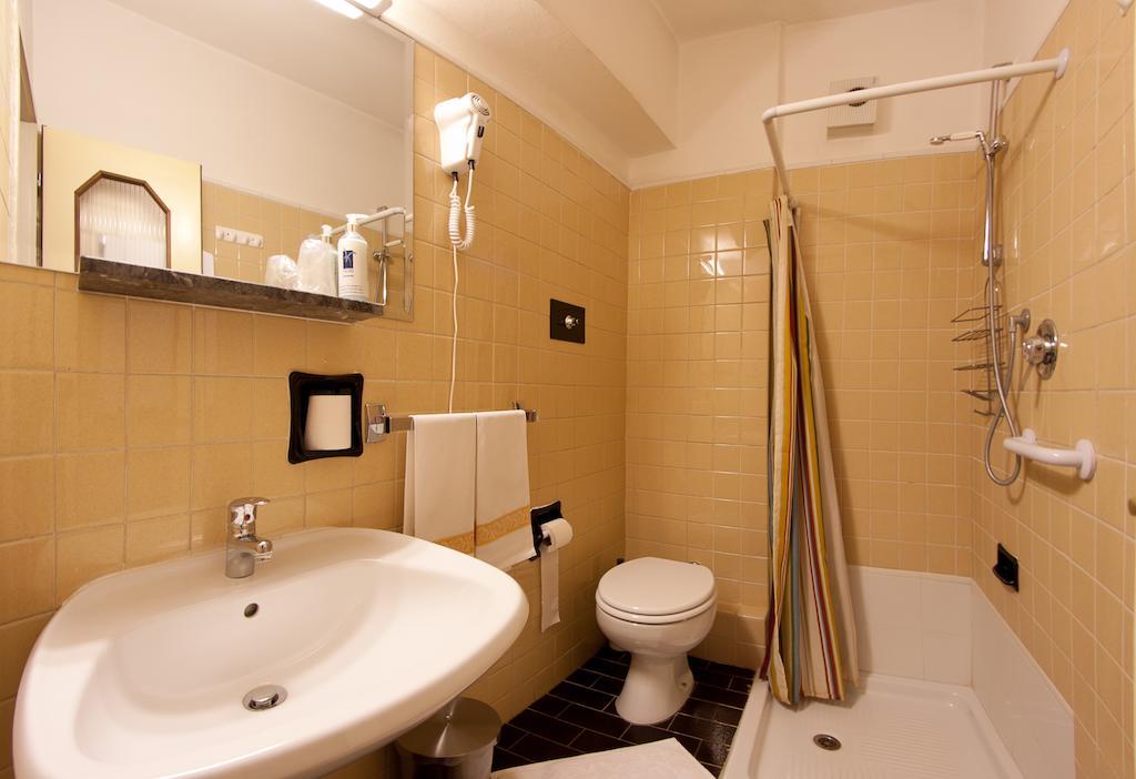 Hotel Cles Pokoj fotografie