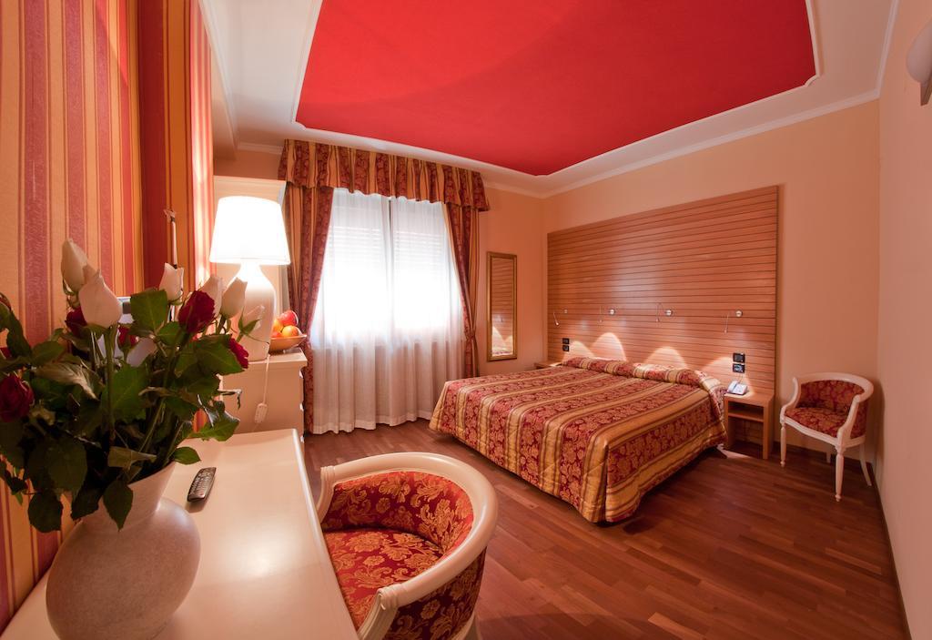 Hotel Cles Pokoj fotografie
