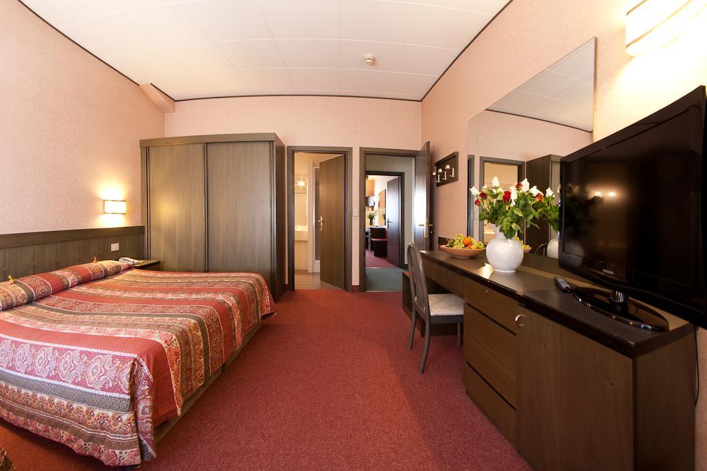 Hotel Cles Exteriér fotografie